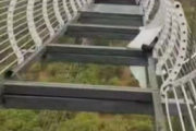 【画像】中国のガラスの橋が崩壊