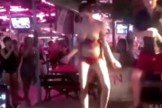 ナイトバーで酔っぱらった女性がストリップを始めてしまうｗｗｗ