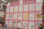 【画像】母の日に載せられたスーパーの似顔絵コーナーwwwwww