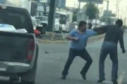【動画】路上で中年男性2人が大喧嘩ｗｗｗｗｗｗｗ