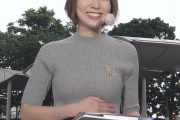 阿部華也子ちゃん、おっぱいの形がくっきり出てるニット！お腹を押さえて下乳ラインも強調