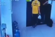 【悲報】中国のウーバー配達員さん、メンテ中のエレベーターに自分から入っていき死亡