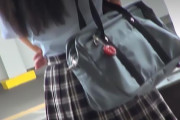 駅の構内で痴漢師に目を付けられた清楚系JK！パイパンまんこに無理矢理オモチャ挿入されて悶絶！